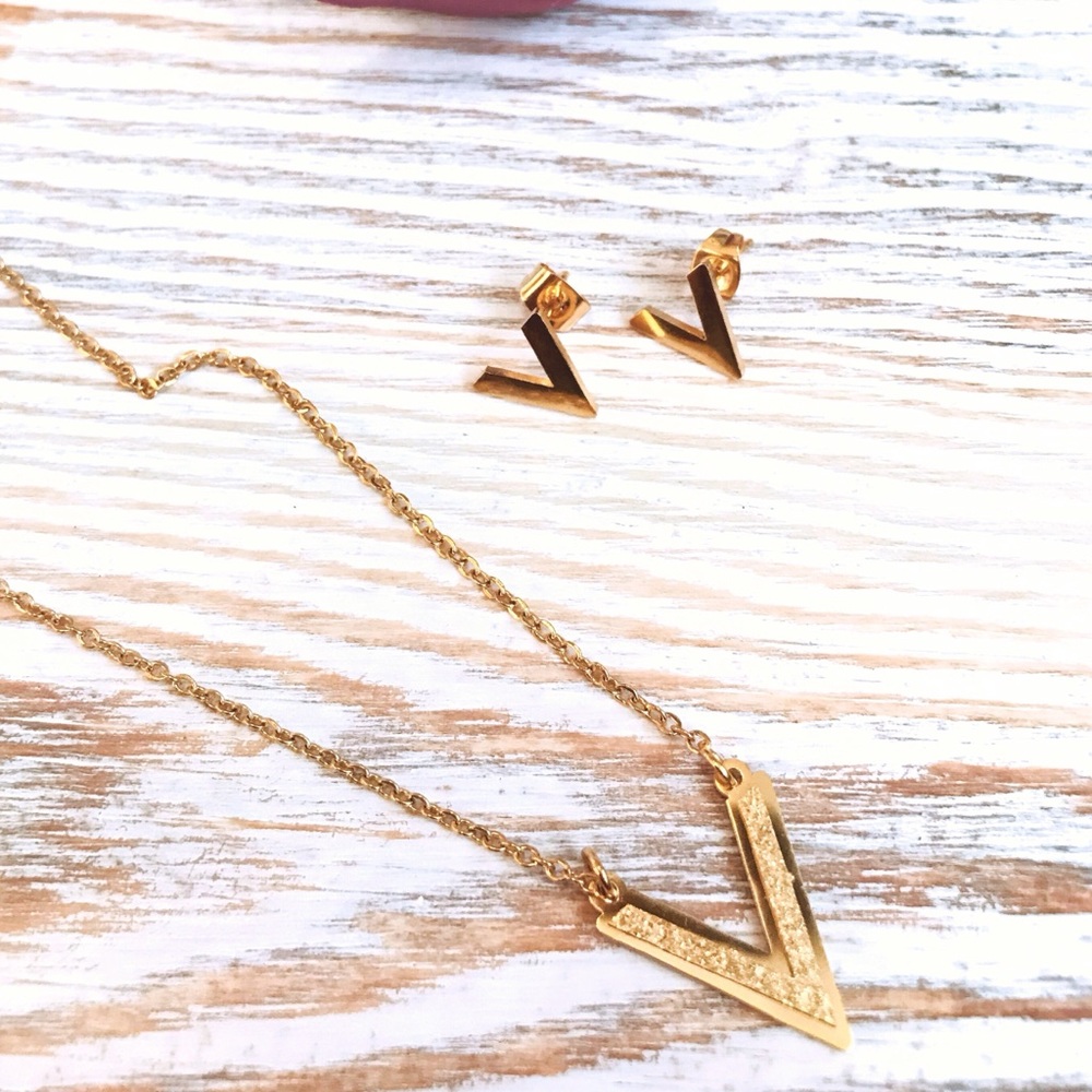 🤍 2/$25  Dainty V necklace and earrings